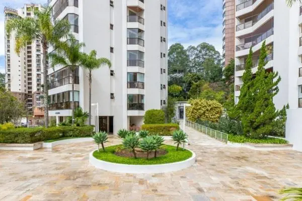 Apartamento em Rua Arborizada.