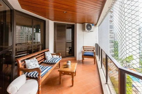 Apartamento em Rua Arborizada.