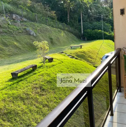 Apto 2 dormitórios, área de lazer infantil ao ar livre e muito verde em Nova Friburgo