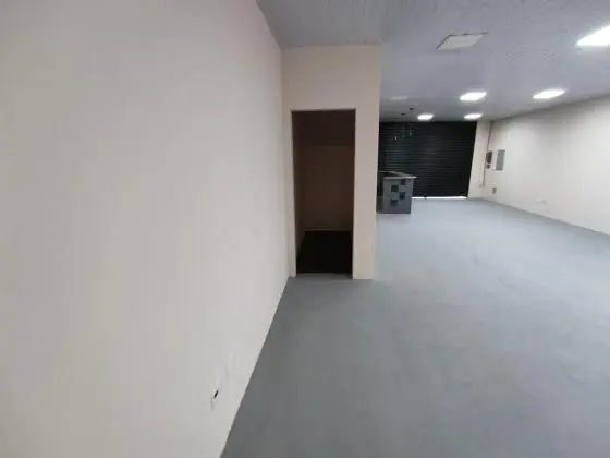 Salão comercial todo reformado com salão no fundo e entrada lateral no Bonfim