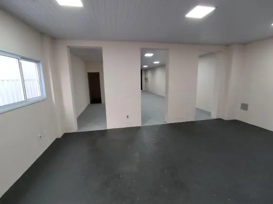 Salão comercial todo reformado com salão no fundo e entrada lateral no Bonfim