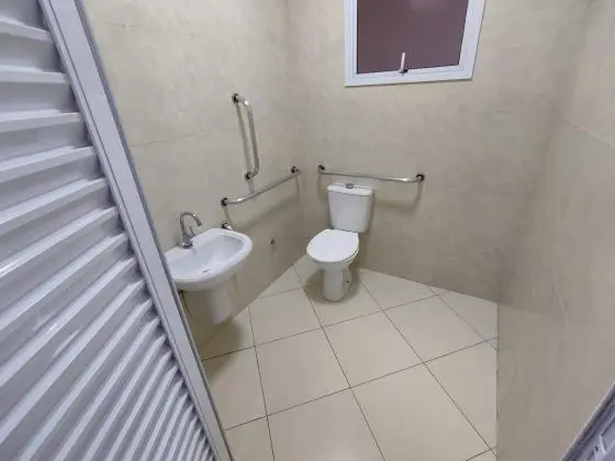 Salão comercial todo reformado com salão no fundo e entrada lateral no Bonfim