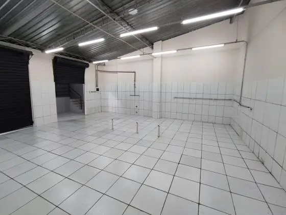 Salão comercial todo reformado com salão no fundo e entrada lateral no Bonfim