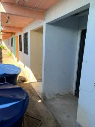 vendo uma quitinete na Pedra de Guaratiba (precisa de reforma)