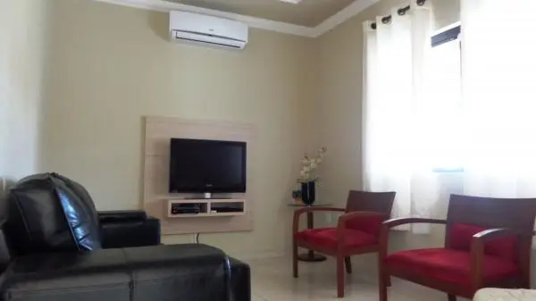 Ótima casa de 4 quartos em bairro nobre