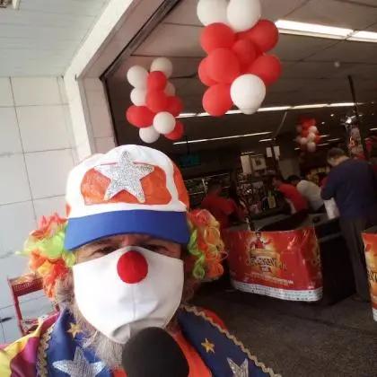 Locutor de loja  supermercado ou palhaço  com locução