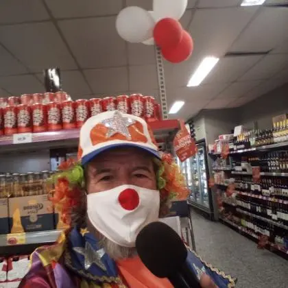 Locutor de loja  supermercado ou palhaço  com locução