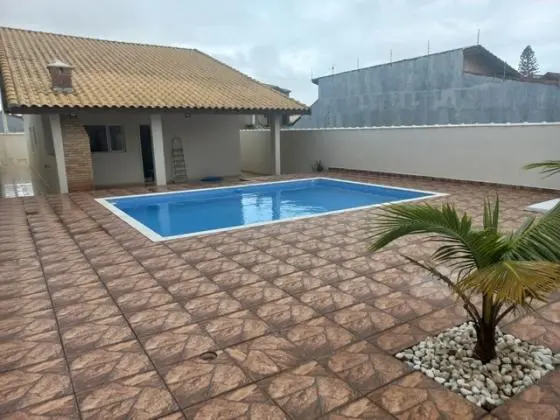 Casa 3 Dts. Amplo quintal, piscina - 150mts da Praia