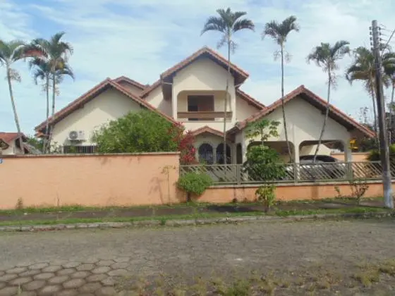Casa Assobradada, 4 Dts, Varanda Gourmet, Piscina, Amplo quintal - 250mts da Praia