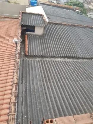 Casa com 2 pavimentos e quintal grande nos fundos