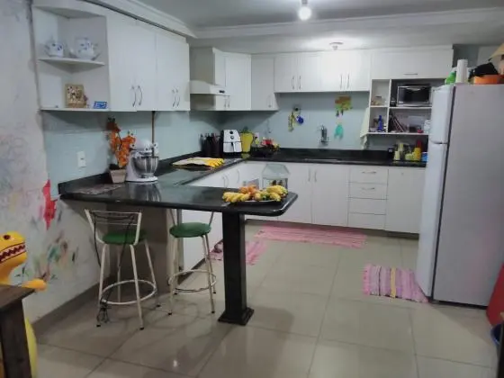 Casa com 2 pavimentos e quintal grande nos fundos