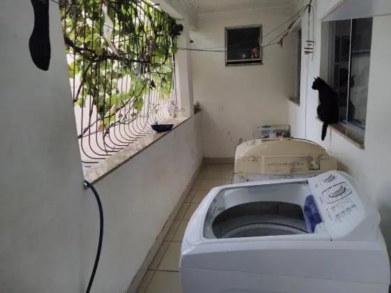 Casa com 2 pavimentos e quintal grande nos fundos