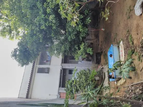 Casa com 2 pavimentos e quintal grande nos fundos