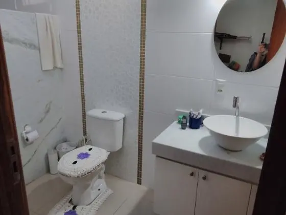 Casa com 2 pavimentos e quintal grande nos fundos