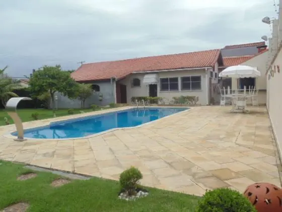 Casa Edificada em 3 Lotes, Piscina - 300mts da Praia