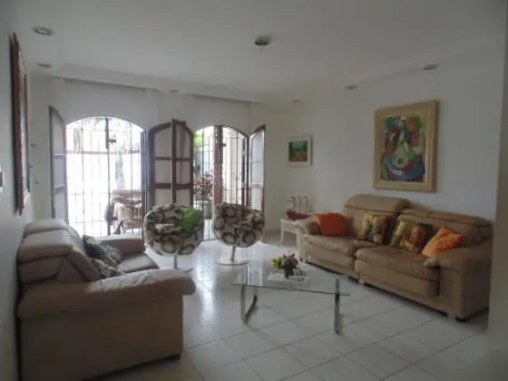 Casa Edificada em 3 Lotes, Piscina - 300mts da Praia