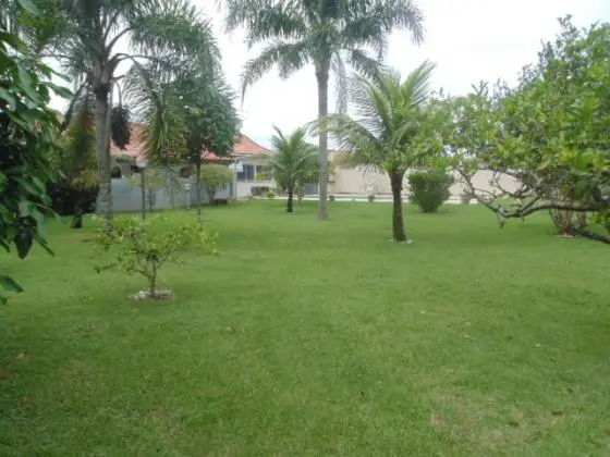 Casa Edificada em 3 Lotes, Piscina - 300mts da Praia