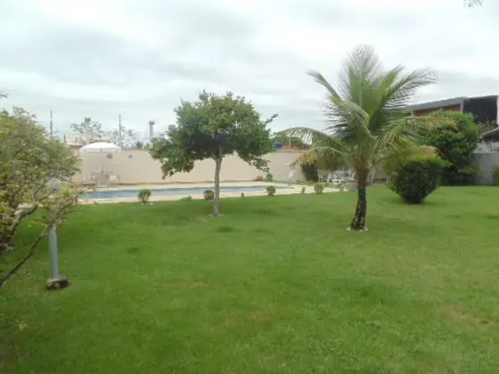 Casa Edificada em 3 Lotes, Piscina - 300mts da Praia