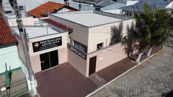 LITORAL DE SANTA CATARINA - CASA COM PONTO COMERCIAL NO CENTRO DA CIDADE DE TIJUCAS
