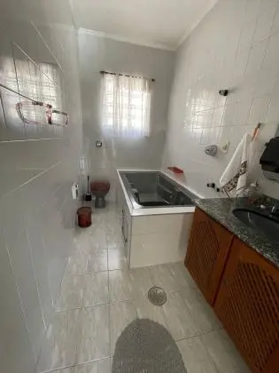 Sobrado com uma ampla e linda suíte mais 2 dormitórios, duas grandes varandas, área gourmet, garagem coberta com duas vagas