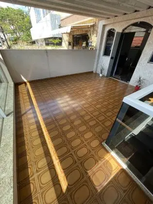 Sobrado com uma ampla e linda suíte mais 2 dormitórios, duas grandes varandas, área gourmet, garagem coberta com duas vagas