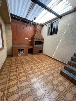 Sobrado com uma ampla e linda suíte mais 2 dormitórios, duas grandes varandas, área gourmet, garagem coberta com duas vagas