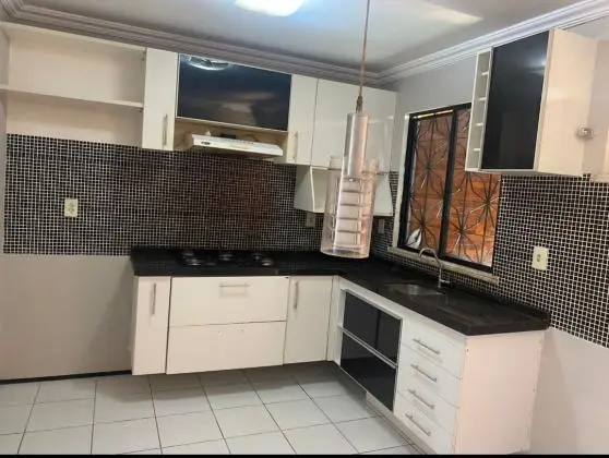 Vende-se Casa de Condomínio