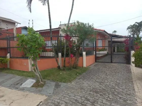 Casa térrea Edificada em 2 Lotes, 4 Dts. - 250mts da Praia