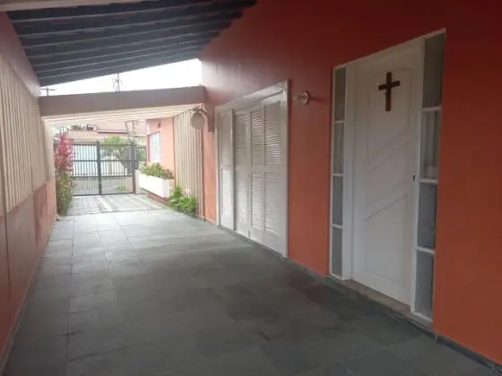 Casa térrea Edificada em 2 Lotes, 4 Dts. - 250mts da Praia