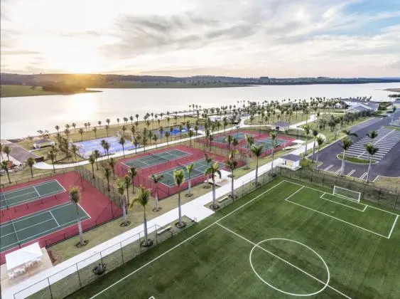 Lote de 645m2 em condomínio de alto padrão - Riviera de Sta Cristina XIII