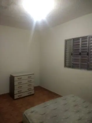 Quartos individuais perto da Mercedes-Benz