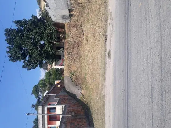 Casa em centro de terreno comercial