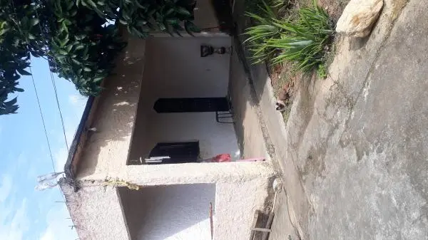 Casa em centro de terreno comercial