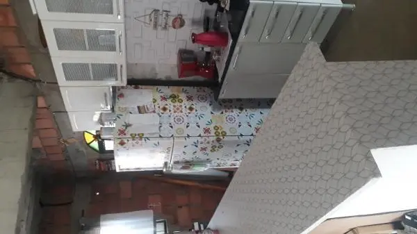 Casa em centro de terreno comercial