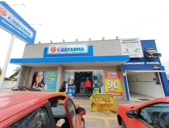 Venda de três farmácias completas