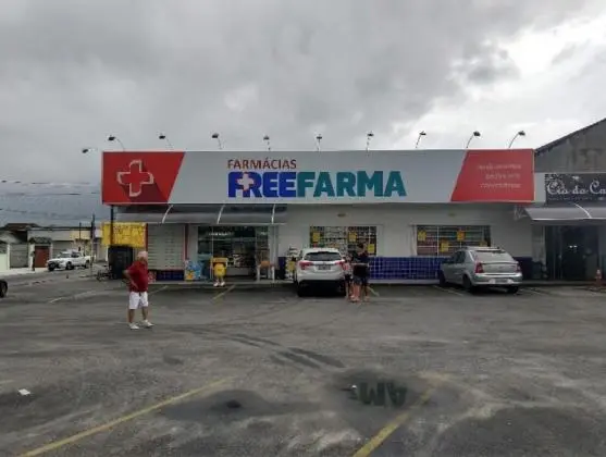 Venda de três farmácias completas