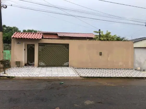 Casa no Setor Bougainville para locação muito bem localizada, próximo a UniEvangélica