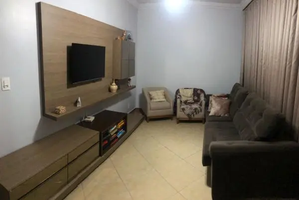 Casa no Setor Bougainville para locação muito bem localizada, próximo a UniEvangélica
