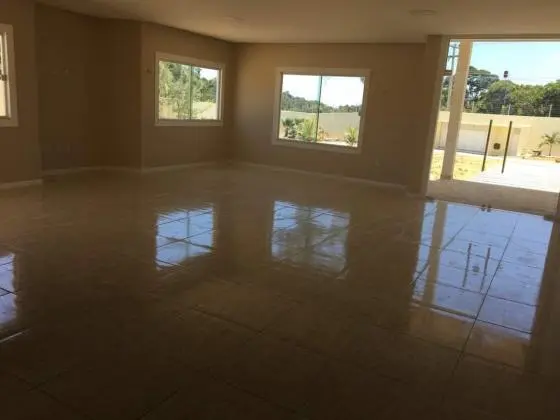 Chácara com casa de alto padrão e estrutura diversa