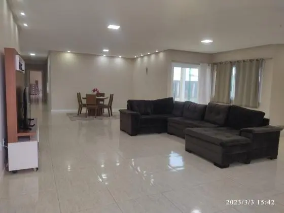 Chácara com casa de alto padrão e estrutura diversa