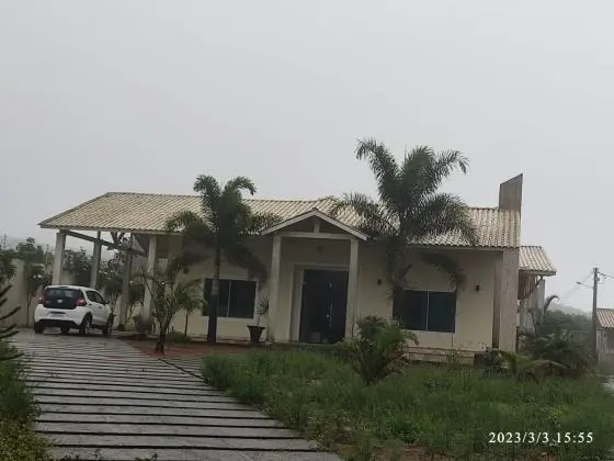 Chácara com casa de alto padrão e estrutura diversa