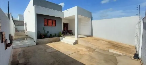 Casa térrea com 3 quartos (1 em suíte) no bairro Novo Horizonte, em Patos/PB