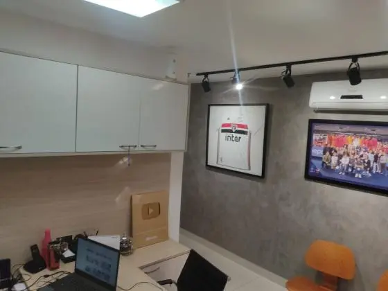 ALUGA-SE SALA COMERCIAL CEO BARRA DA TIJUCA. 32M2. PRONTA PARA TRABALHAR!