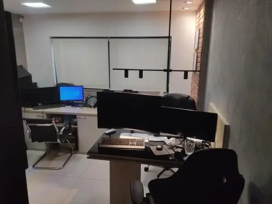 ALUGA-SE SALA COMERCIAL CEO BARRA DA TIJUCA. 32M2. PRONTA PARA TRABALHAR!