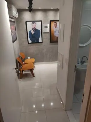 ALUGA-SE SALA COMERCIAL CEO BARRA DA TIJUCA. 32M2. PRONTA PARA TRABALHAR!