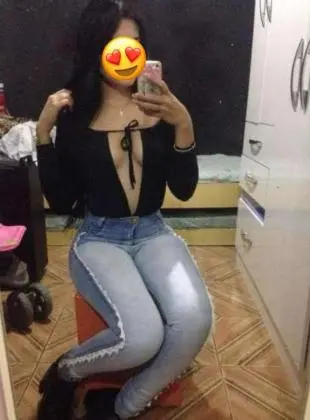 Ninfeta cavala com anal guloso e boquinha de veludo.