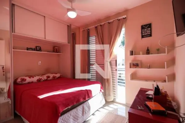 Casa para alugar em Cotia, 2 quartos, 2 banheiros e 1 vaga.