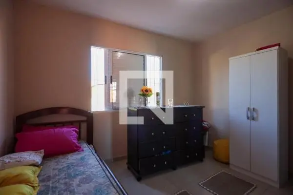 Casa para alugar em Cotia, 2 quartos, 2 banheiros e 1 vaga.