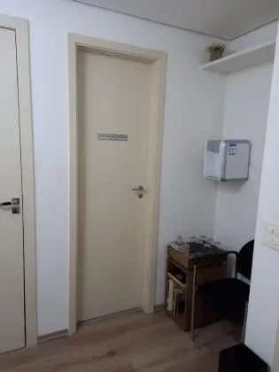 Conjunto Comercial Metrô Paraíso em frente à Estação bairro Paraíso / Vila Mariana