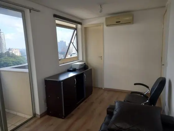 Conjunto Comercial Metrô Paraíso em frente à Estação bairro Paraíso / Vila Mariana
